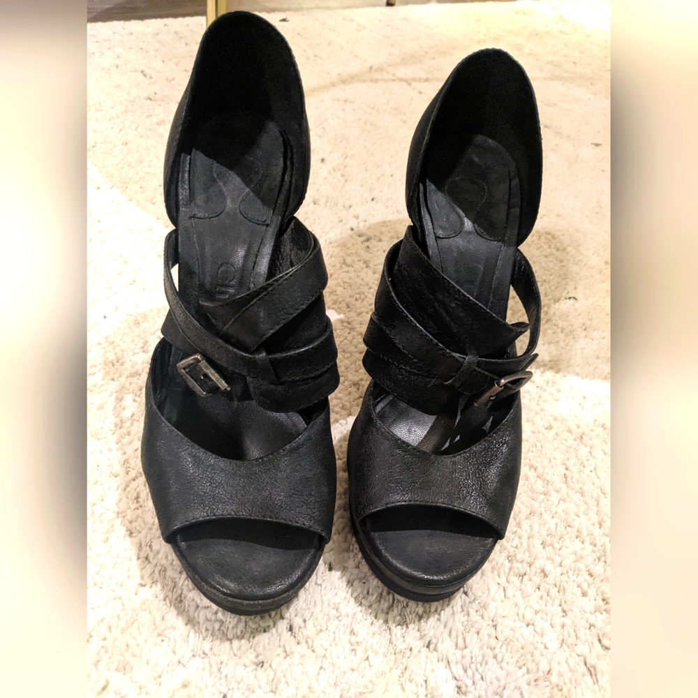 Chloé 6.5 black leather strappy lobster claw heels